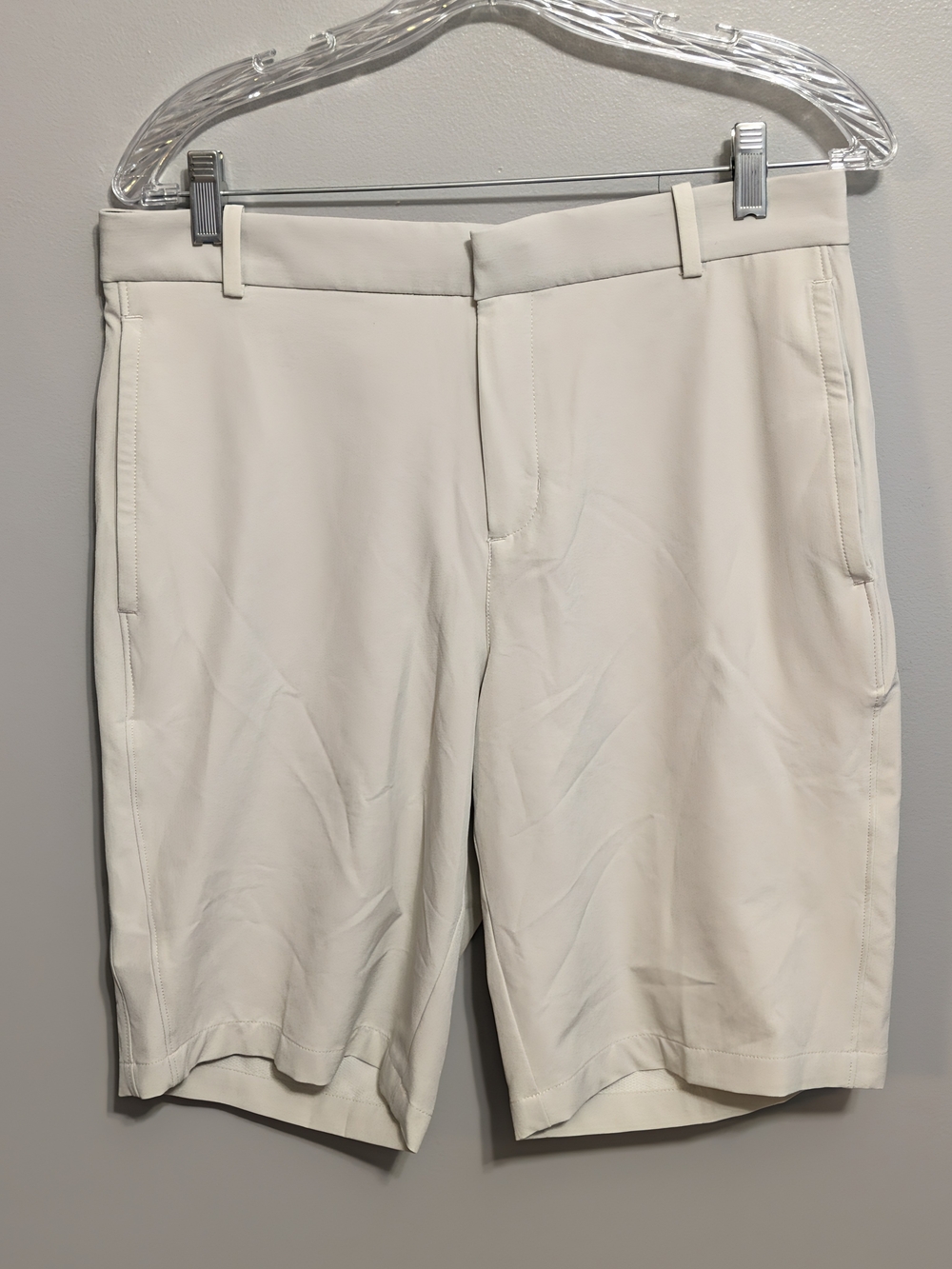 Nike Golf Men's Flat-Front Shorts in Light Cream Size 30